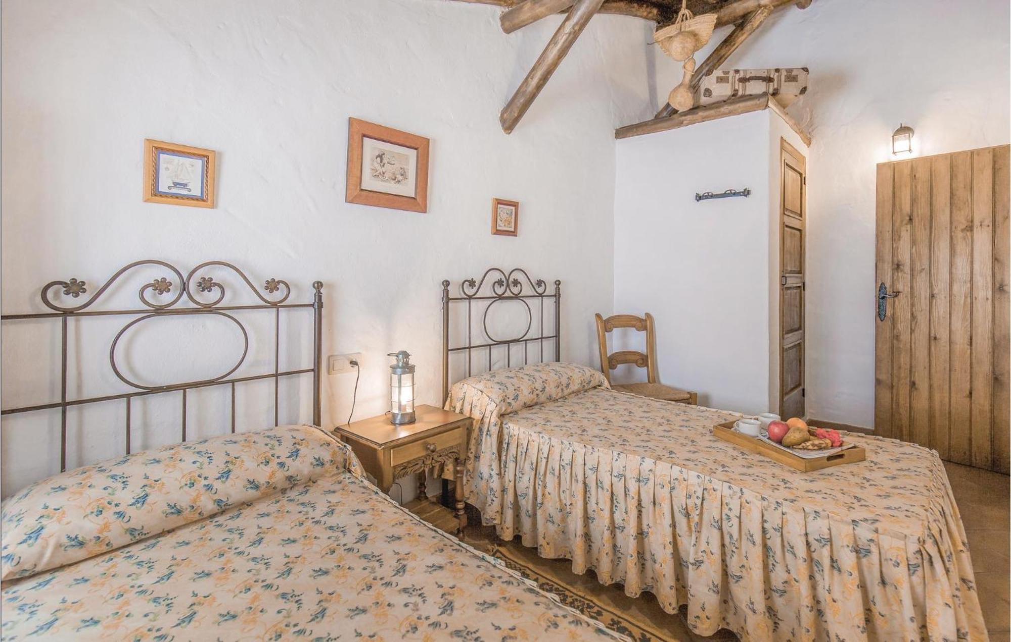 Cozy Home In Zahara De La Sierra With Kitchen Zewnętrze zdjęcie